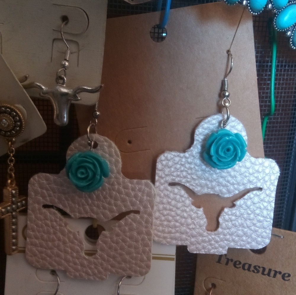 Pearl eartag with steer head cutout